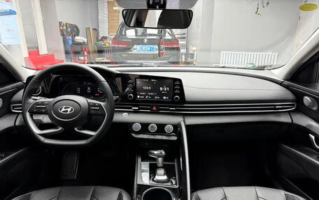 Hyundai Elantra, 2023 год, 1 370 000 рублей, 10 фотография