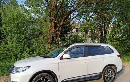 Mitsubishi Outlander III рестайлинг 3, 2015 год, 1 560 000 рублей, 3 фотография