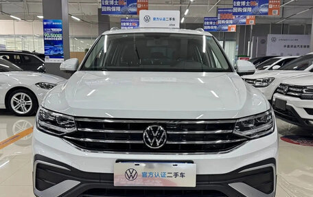Volkswagen Tiguan II, 2023 год, 2 000 000 рублей, 2 фотография