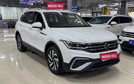 Volkswagen Tiguan II, 2023 год, 2 000 000 рублей, 3 фотография