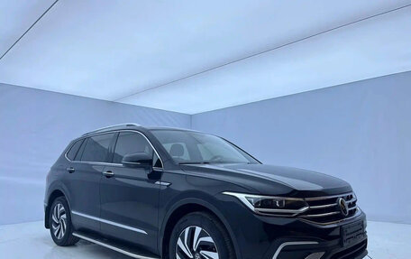 Volkswagen Tiguan II, 2022 год, 2 000 000 рублей, 3 фотография
