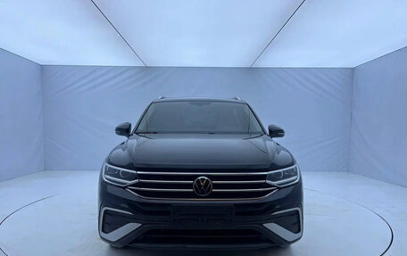 Volkswagen Tiguan II, 2022 год, 2 000 000 рублей, 2 фотография