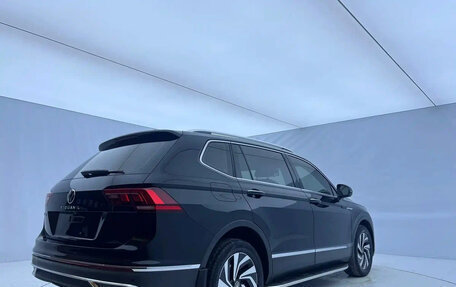 Volkswagen Tiguan II, 2022 год, 2 000 000 рублей, 4 фотография