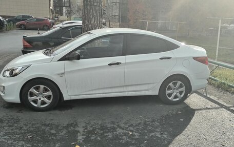 Hyundai Solaris II рестайлинг, 2011 год, 800 000 рублей, 3 фотография