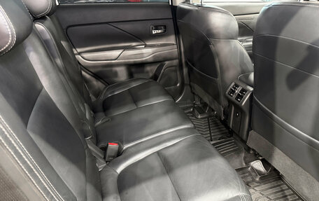 Mitsubishi Outlander III рестайлинг 3, 2019 год, 2 300 000 рублей, 19 фотография