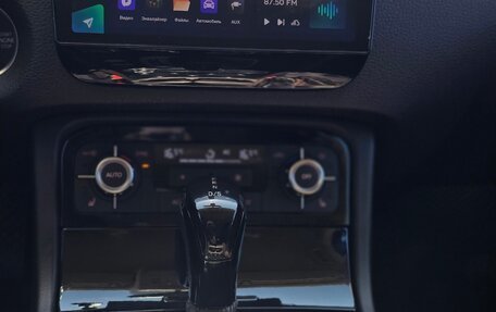 Volkswagen Touareg III, 2011 год, 2 200 000 рублей, 18 фотография