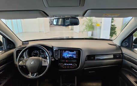 Mitsubishi Outlander III рестайлинг 3, 2016 год, 1 825 000 рублей, 10 фотография
