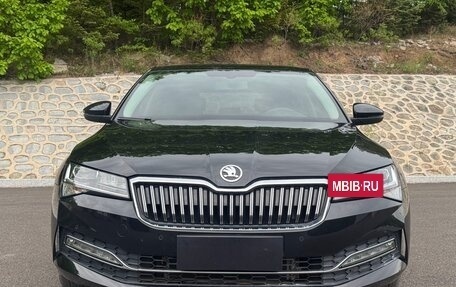 Skoda Superb III рестайлинг, 2023 год, 2 000 000 рублей, 2 фотография