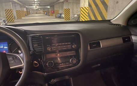 Mitsubishi Outlander III рестайлинг 3, 2014 год, 1 650 000 рублей, 6 фотография