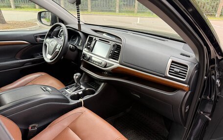 Toyota Highlander III, 2017 год, 3 090 000 рублей, 12 фотография