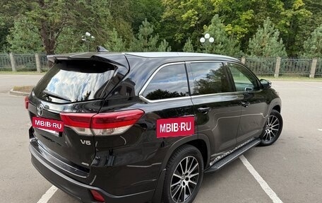 Toyota Highlander III, 2017 год, 3 090 000 рублей, 2 фотография