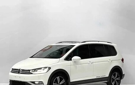 Volkswagen Touran III, 2023 год, 2 065 000 рублей, 1 фотография