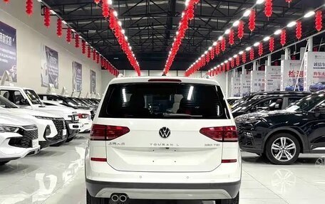 Volkswagen Touran III, 2023 год, 2 065 000 рублей, 5 фотография