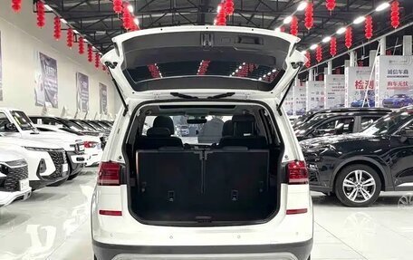 Volkswagen Touran III, 2023 год, 2 065 000 рублей, 6 фотография