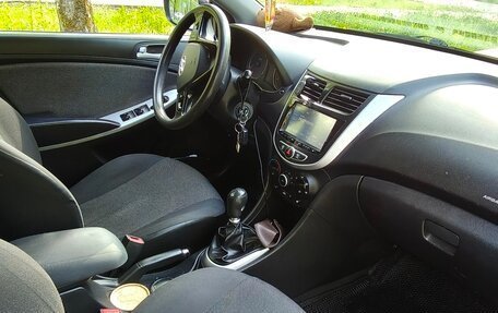 Hyundai Solaris II рестайлинг, 2011 год, 700 000 рублей, 12 фотография