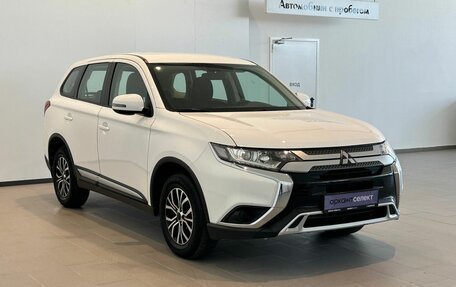 Mitsubishi Outlander III рестайлинг 3, 2019 год, 2 400 000 рублей, 3 фотография