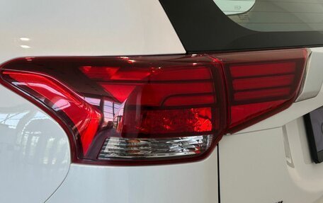 Mitsubishi Outlander III рестайлинг 3, 2019 год, 2 400 000 рублей, 10 фотография