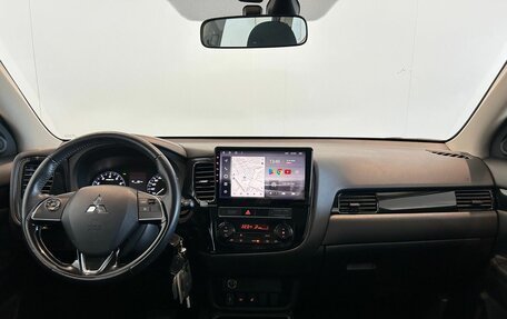 Mitsubishi Outlander III рестайлинг 3, 2019 год, 2 400 000 рублей, 16 фотография