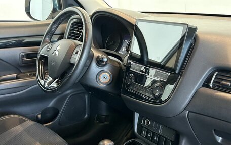 Mitsubishi Outlander III рестайлинг 3, 2019 год, 2 400 000 рублей, 15 фотография