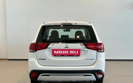 Mitsubishi Outlander III рестайлинг 3, 2019 год, 2 400 000 рублей, 8 фотография