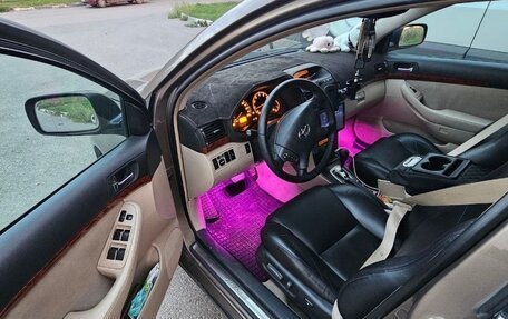 Toyota Avensis III рестайлинг, 2004 год, 800 000 рублей, 6 фотография