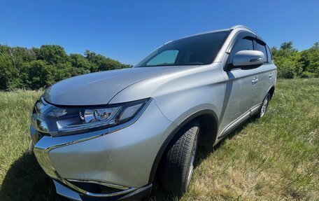 Mitsubishi Outlander III рестайлинг 3, 2018 год, 2 550 000 рублей, 7 фотография
