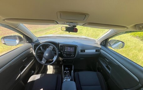Mitsubishi Outlander III рестайлинг 3, 2018 год, 2 550 000 рублей, 11 фотография