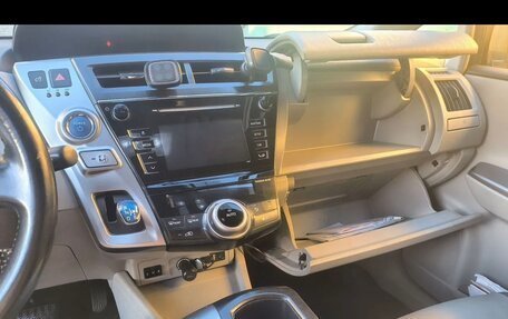 Toyota Prius v (+) I (ZVW40/41) рестайлинг, 2017 год, 2 400 000 рублей, 12 фотография