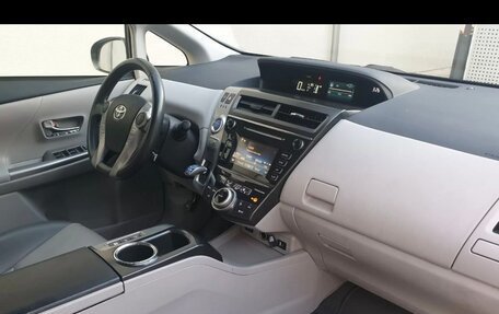 Toyota Prius v (+) I (ZVW40/41) рестайлинг, 2017 год, 2 400 000 рублей, 15 фотография