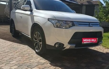 Mitsubishi Outlander III рестайлинг 3, 2014 год, 2 450 000 рублей, 4 фотография