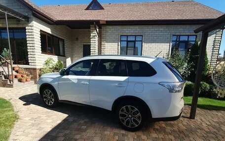 Mitsubishi Outlander III рестайлинг 3, 2014 год, 2 450 000 рублей, 8 фотография