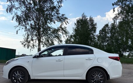KIA Rio IV, 2018 год, 1 050 000 рублей, 2 фотография