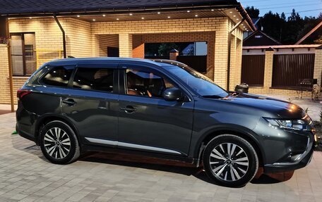 Mitsubishi Outlander III рестайлинг 3, 2019 год, 2 030 000 рублей, 2 фотография