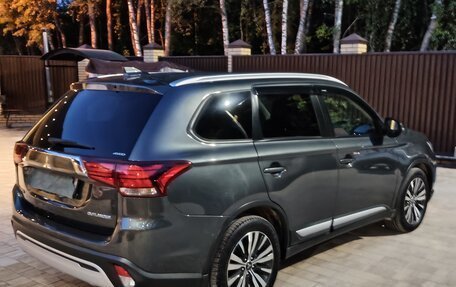 Mitsubishi Outlander III рестайлинг 3, 2019 год, 2 030 000 рублей, 4 фотография