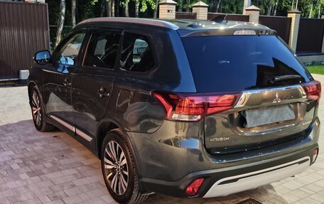 Mitsubishi Outlander III рестайлинг 3, 2019 год, 2 030 000 рублей, 6 фотография