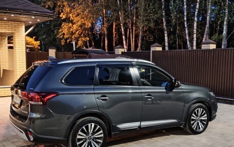 Mitsubishi Outlander III рестайлинг 3, 2019 год, 2 030 000 рублей, 14 фотография