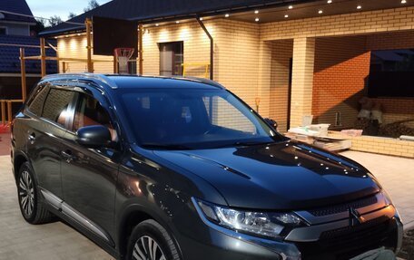 Mitsubishi Outlander III рестайлинг 3, 2019 год, 2 030 000 рублей, 10 фотография