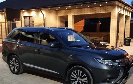 Mitsubishi Outlander III рестайлинг 3, 2019 год, 2 030 000 рублей, 12 фотография