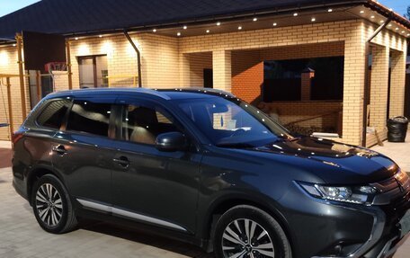 Mitsubishi Outlander III рестайлинг 3, 2019 год, 2 030 000 рублей, 11 фотография