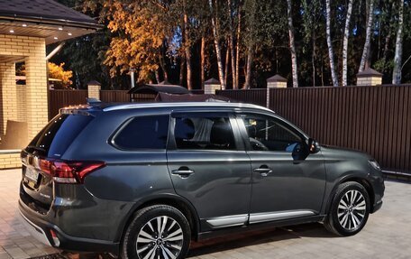 Mitsubishi Outlander III рестайлинг 3, 2019 год, 2 030 000 рублей, 13 фотография