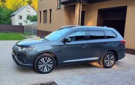 Mitsubishi Outlander III рестайлинг 3, 2019 год, 2 030 000 рублей, 22 фотография
