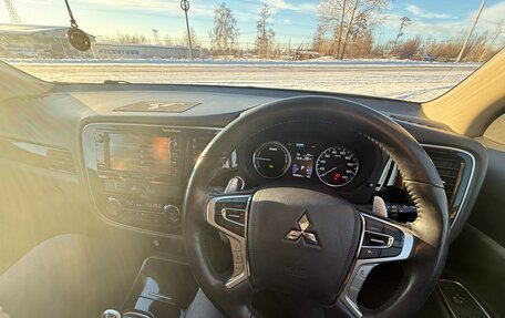 Mitsubishi Outlander III рестайлинг 3, 2017 год, 2 650 000 рублей, 6 фотография