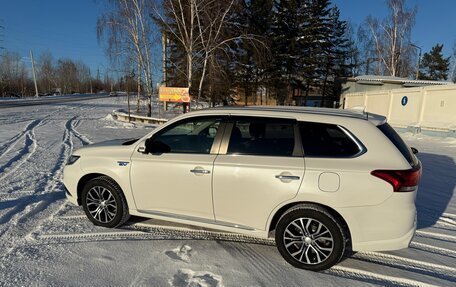 Mitsubishi Outlander III рестайлинг 3, 2017 год, 2 650 000 рублей, 5 фотография