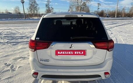 Mitsubishi Outlander III рестайлинг 3, 2017 год, 2 650 000 рублей, 7 фотография