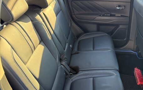 Mitsubishi Outlander III рестайлинг 3, 2017 год, 2 650 000 рублей, 11 фотография