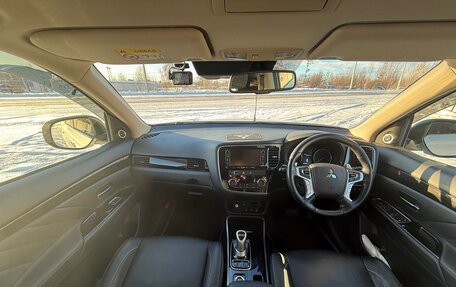 Mitsubishi Outlander III рестайлинг 3, 2017 год, 2 650 000 рублей, 12 фотография