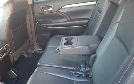 Toyota Highlander III, 2014 год, 2 990 000 рублей, 2 фотография