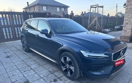 Volvo V60 Cross Country II, 2021 год, 3 250 000 рублей, 1 фотография