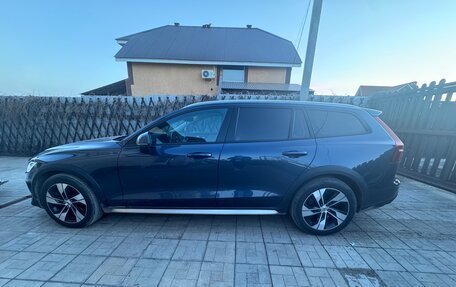 Volvo V60 Cross Country II, 2021 год, 3 250 000 рублей, 5 фотография
