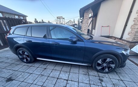 Volvo V60 Cross Country II, 2021 год, 3 250 000 рублей, 3 фотография